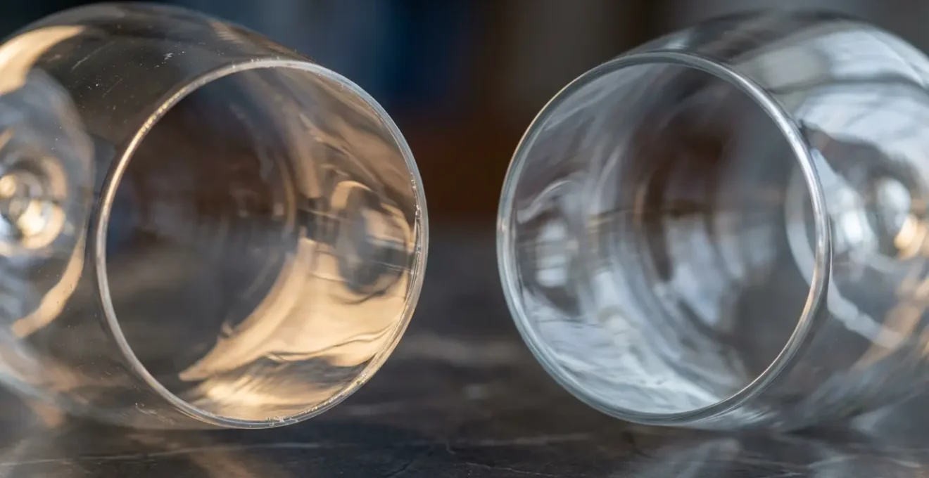 Comparaison visuelle entre verre en cristal et cristallin dans un contexte de restaurant