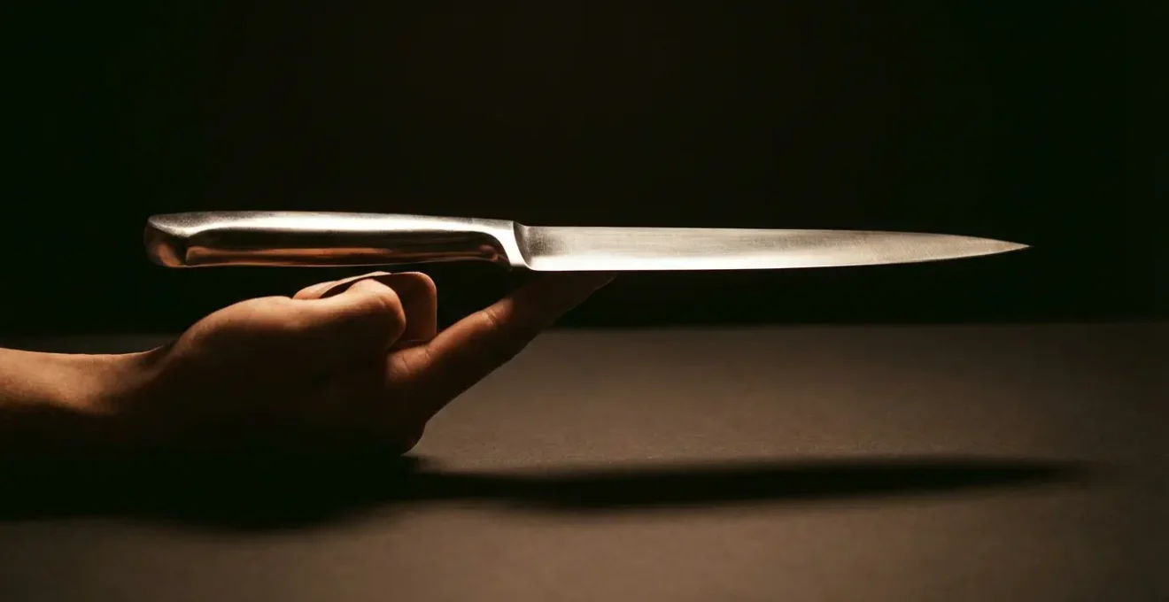 Détail d'un couvert haute gastronomie montrant l'équilibre et le poids parfait dans la main