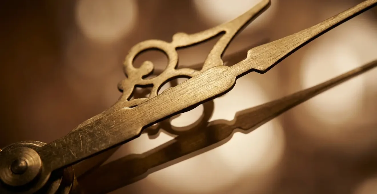 Horloge murale design dans un hall d'hôtel avec éclairage d'ambiance